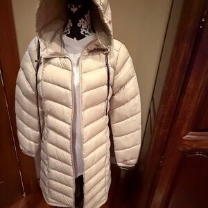 Coat Tommy Hilfager Beige pacable size Med runs small down